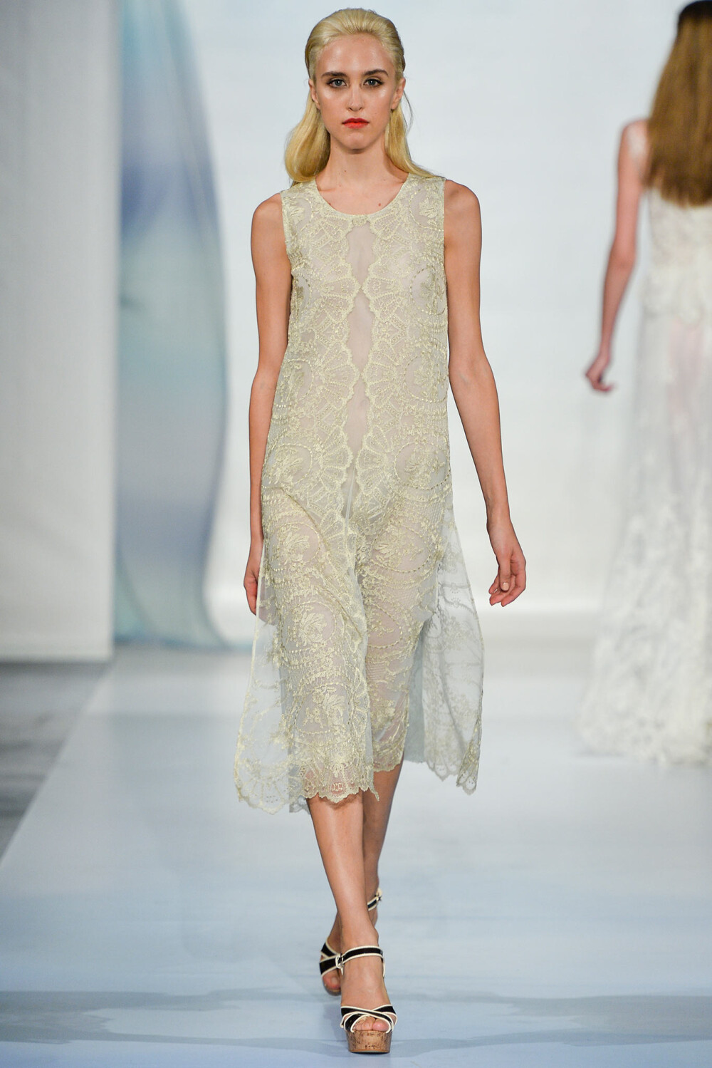 Luisa Beccaria Spring 2014 Ready-to-Wear。路易莎·贝卡里亚2014米兰时装周春夏高级成衣发布。虽然派对连衣裙的创作方式确实有限，但Beccaria和她的女儿Lucilla Bonaccorsi共同完成设计工作，她们对特殊场合的礼服设计确实有一手。坚持那份对唯美浪漫的追求，似乎那个田园乡间的意大利女孩儿是她永远的灵感缪斯。没有可以改变人生的大作，但在这一季的设计中，养眼就足够了。