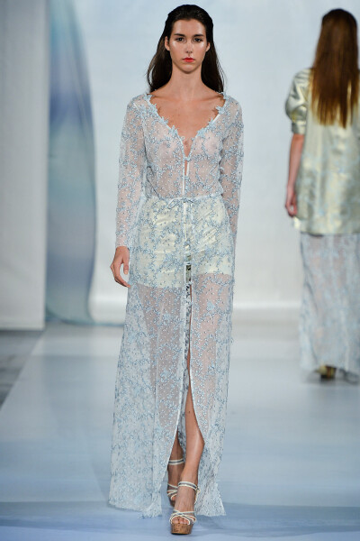 Luisa Beccaria Spring 2014 Ready-to-Wear。路易莎·贝卡里亚2014米兰时装周春夏高级成衣发布。虽然派对连衣裙的创作方式确实有限，但Beccaria和她的女儿Lucilla Bonaccorsi共同完成设计工作，她们对特殊场合的礼服…