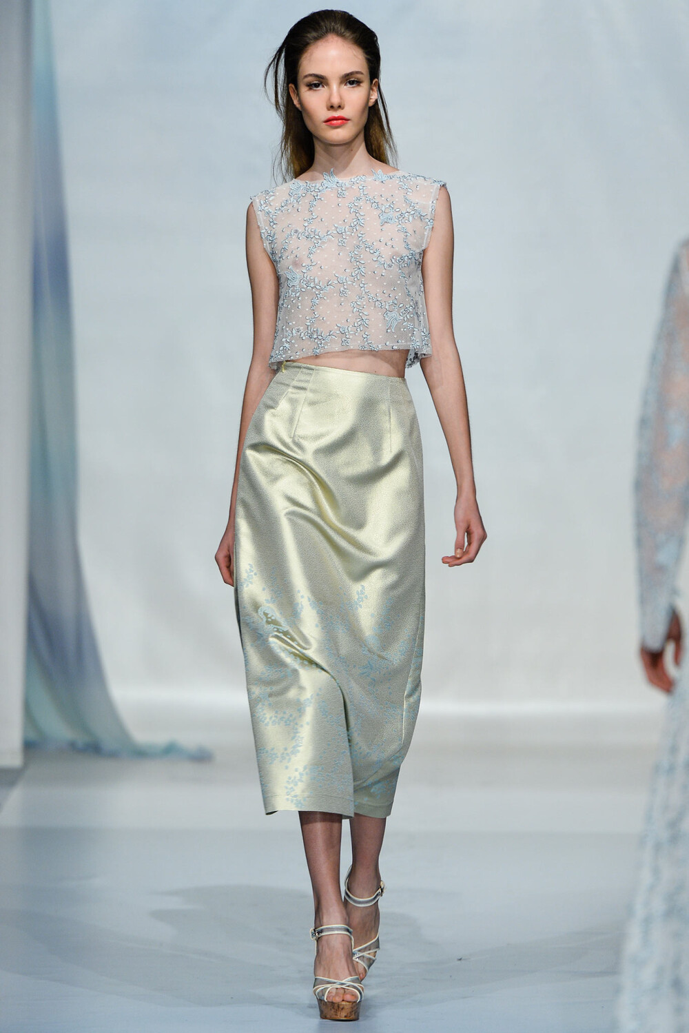 Luisa Beccaria Spring 2014 Ready-to-Wear。路易莎·贝卡里亚2014米兰时装周春夏高级成衣发布。虽然派对连衣裙的创作方式确实有限，但Beccaria和她的女儿Lucilla Bonaccorsi共同完成设计工作，她们对特殊场合的礼服设计确实有一手。坚持那份对唯美浪漫的追求，似乎那个田园乡间的意大利女孩儿是她永远的灵感缪斯。没有可以改变人生的大作，但在这一季的设计中，养眼就足够了。