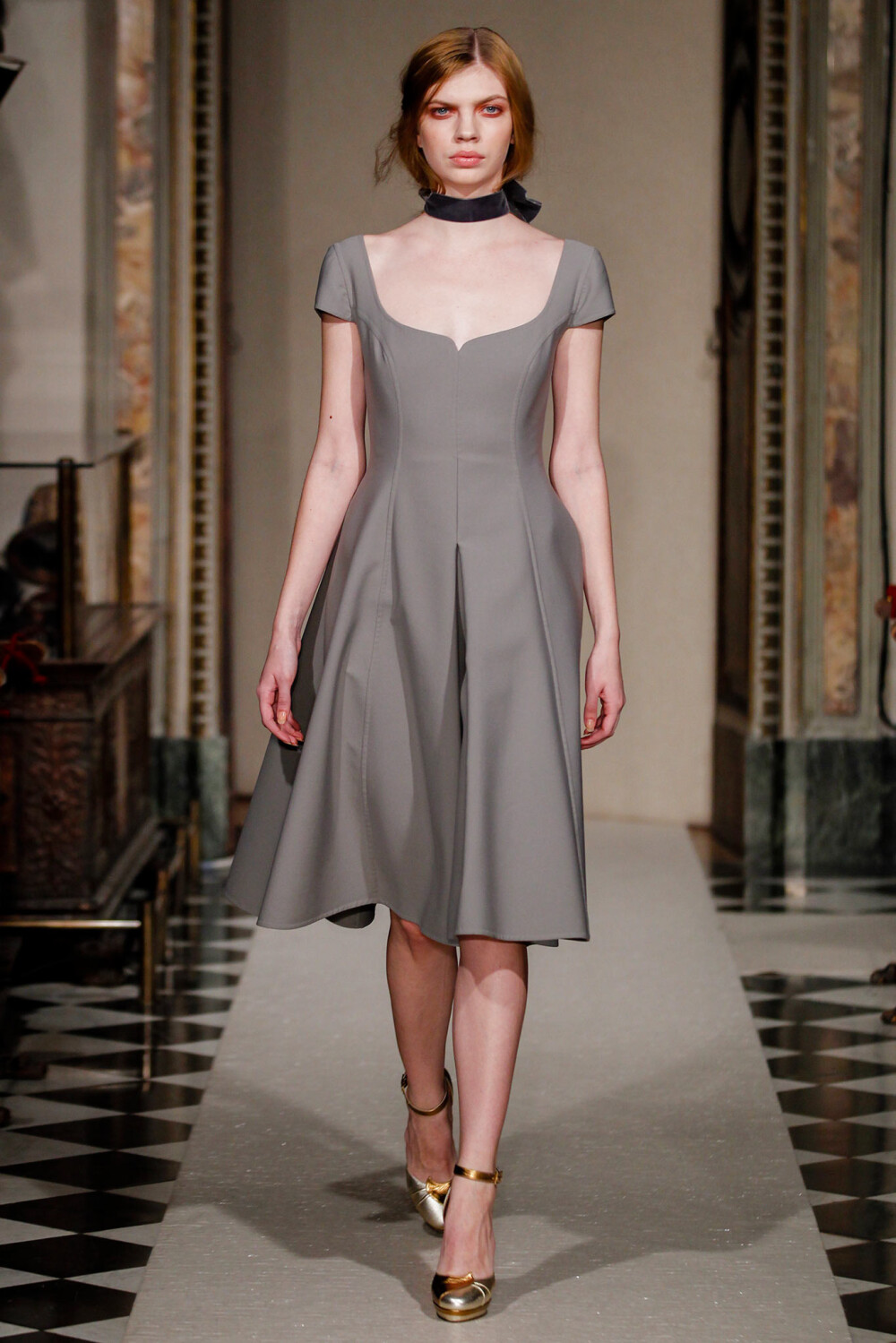 Luisa Beccaria Fall 2014 Ready-to-Wear。路易莎·贝卡里亚2014米兰时装周秋冬高级成衣发布。米兰巴加蒂 瓦尔塞基博物馆 (Bagatti Valsecchi) 收藏文艺复兴时期的艺术品、家具和挂毯，来自十九世纪收藏家Fausto和Giuseppe Bagatti Valsecchi本季秀场舞台背景。那些礼服褶皱在舞台灯光下表现得非常轻盈可爱。