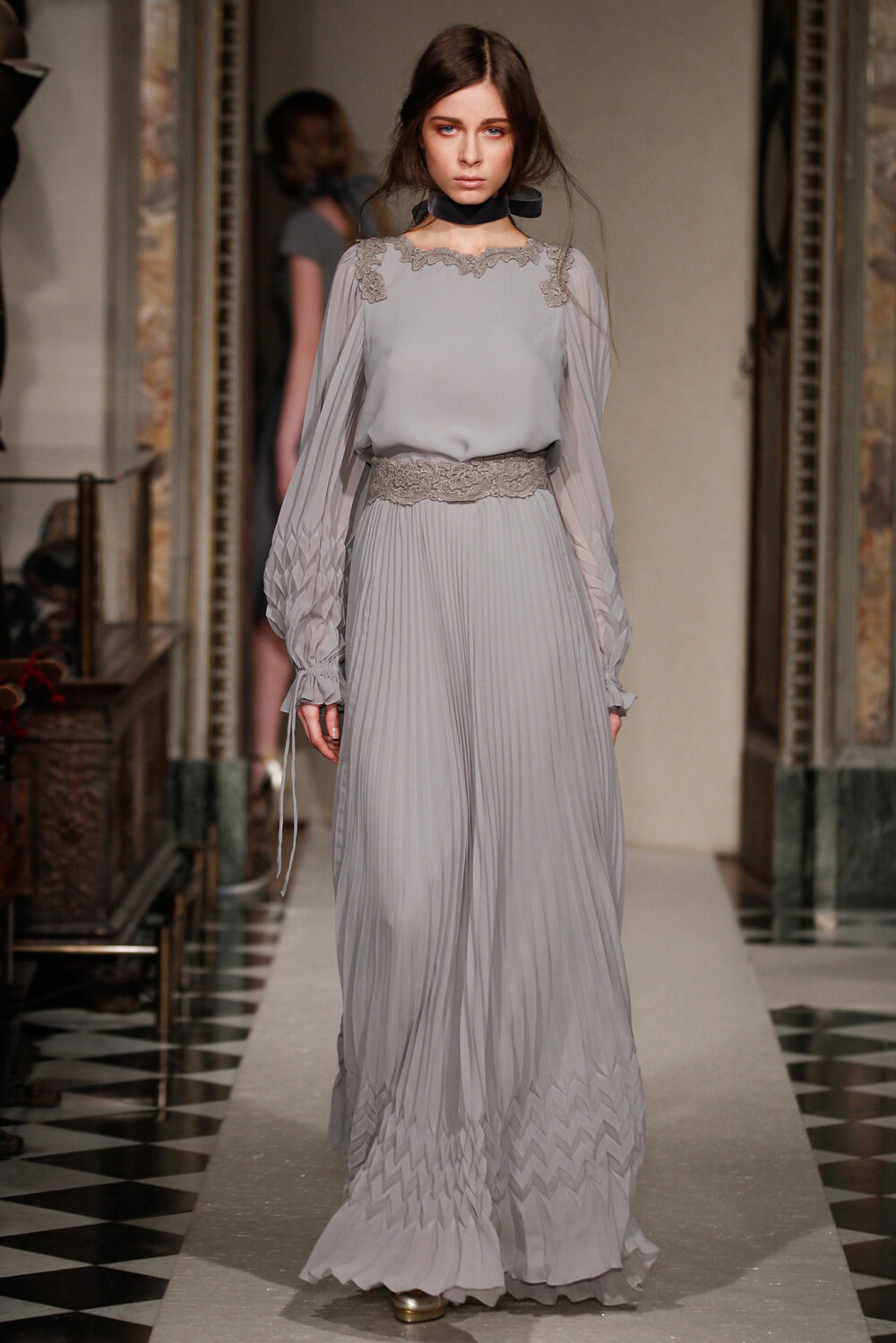 Luisa Beccaria Fall 2014 Ready-to-Wear。路易莎·贝卡里亚2014米兰时装周秋冬高级成衣发布。米兰巴加蒂 瓦尔塞基博物馆 (Bagatti Valsecchi) 收藏文艺复兴时期的艺术品、家具和挂毯，来自十九世纪收藏家Fausto和Giuseppe Bagatti Valsecchi本季秀场舞台背景。那些礼服褶皱在舞台灯光下表现得非常轻盈可爱。