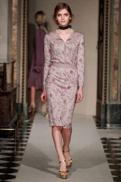 Luisa Beccaria Fall 2014 Ready-to-Wear。路易莎·贝卡里亚2014米兰时装周秋冬高级成衣发布。米兰巴加蒂 瓦尔塞基博物馆 (Bagatti Valsecchi) 收藏文艺复兴时期的艺术品、家具和挂毯，来自十九世纪收藏家Fausto和Gi…