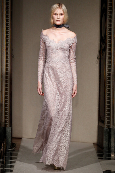 Luisa Beccaria Fall 2014 Ready-to-Wear。路易莎·贝卡里亚2014米兰时装周秋冬高级成衣发布。米兰巴加蒂 瓦尔塞基博物馆 (Bagatti Valsecchi) 收藏文艺复兴时期的艺术品、家具和挂毯，来自十九世纪收藏家Fausto和Gi…