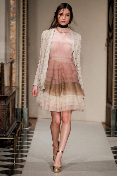 Luisa Beccaria Fall 2014 Ready-to-Wear。路易莎·贝卡里亚2014米兰时装周秋冬高级成衣发布。米兰巴加蒂 瓦尔塞基博物馆 (Bagatti Valsecchi) 收藏文艺复兴时期的艺术品、家具和挂毯，来自十九世纪收藏家Fausto和Gi…