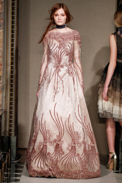 Luisa Beccaria Fall 2014 Ready-to-Wear。路易莎·贝卡里亚2014米兰时装周秋冬高级成衣发布。米兰巴加蒂 瓦尔塞基博物馆 (Bagatti Valsecchi) 收藏文艺复兴时期的艺术品、家具和挂毯，来自十九世纪收藏家Fausto和Gi…