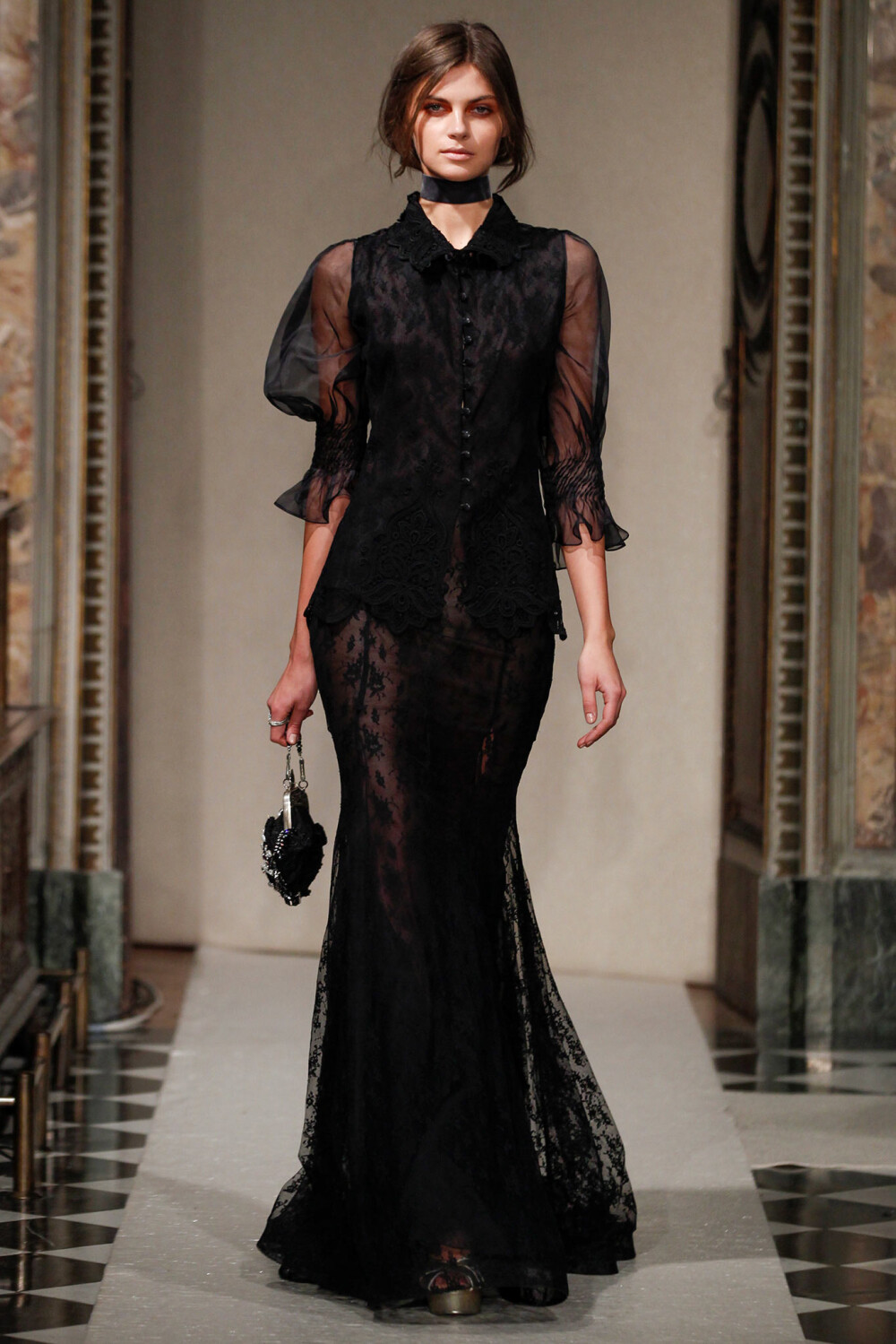 Luisa Beccaria Fall 2014 Ready-to-Wear。路易莎·贝卡里亚2014米兰时装周秋冬高级成衣发布。米兰巴加蒂 瓦尔塞基博物馆 (Bagatti Valsecchi) 收藏文艺复兴时期的艺术品、家具和挂毯，来自十九世纪收藏家Fausto和Giuseppe Bagatti Valsecchi本季秀场舞台背景。那些礼服褶皱在舞台灯光下表现得非常轻盈可爱。