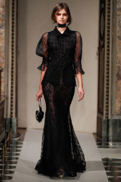 Luisa Beccaria Fall 2014 Ready-to-Wear。路易莎·贝卡里亚2014米兰时装周秋冬高级成衣发布。米兰巴加蒂 瓦尔塞基博物馆 (Bagatti Valsecchi) 收藏文艺复兴时期的艺术品、家具和挂毯，来自十九世纪收藏家Fausto和Gi…