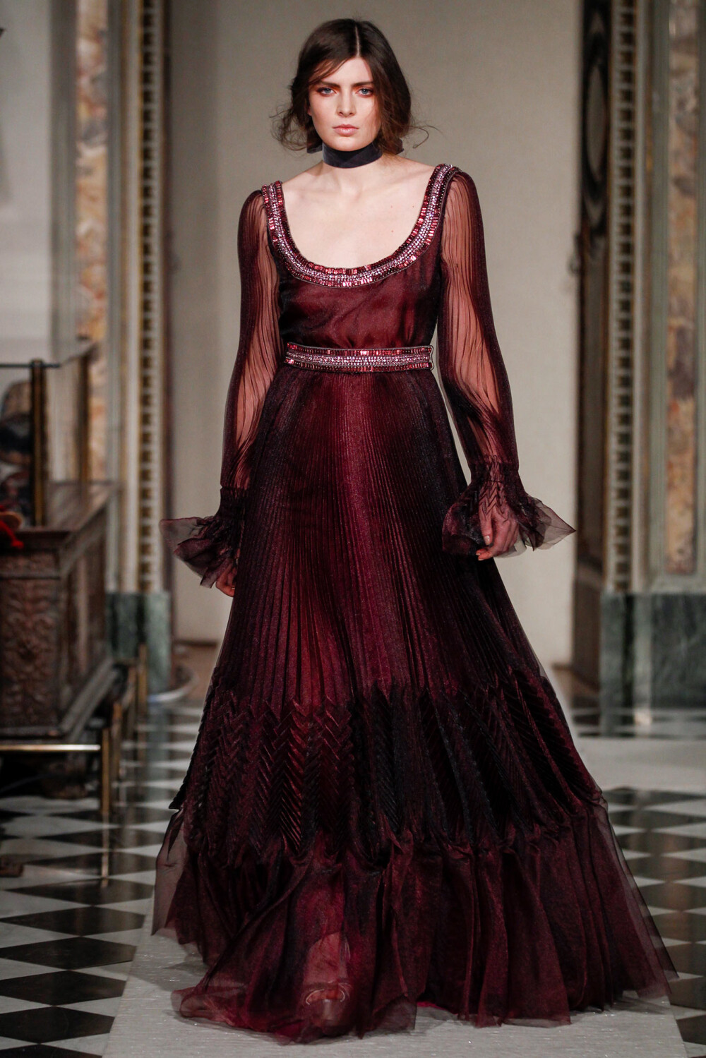 Luisa Beccaria Fall 2014 Ready-to-Wear。路易莎·贝卡里亚2014米兰时装周秋冬高级成衣发布。米兰巴加蒂 瓦尔塞基博物馆 (Bagatti Valsecchi) 收藏文艺复兴时期的艺术品、家具和挂毯，来自十九世纪收藏家Fausto和Giuseppe Bagatti Valsecchi本季秀场舞台背景。那些礼服褶皱在舞台灯光下表现得非常轻盈可爱。