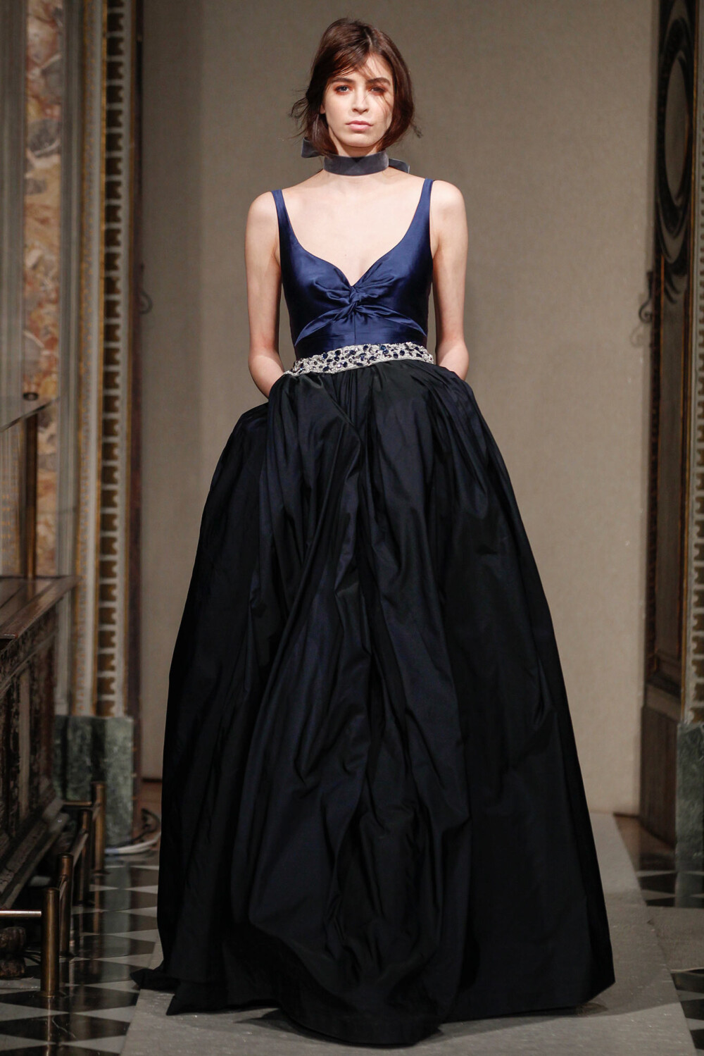 Luisa Beccaria Fall 2014 Ready-to-Wear。路易莎·贝卡里亚2014米兰时装周秋冬高级成衣发布。米兰巴加蒂 瓦尔塞基博物馆 (Bagatti Valsecchi) 收藏文艺复兴时期的艺术品、家具和挂毯，来自十九世纪收藏家Fausto和Giuseppe Bagatti Valsecchi本季秀场舞台背景。那些礼服褶皱在舞台灯光下表现得非常轻盈可爱。