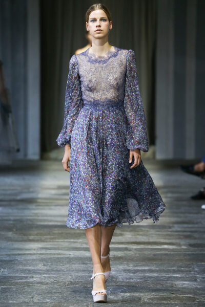 Luisa Beccaria Spring 2015 Ready-to-Wear。路易莎·贝卡里亚2015米兰时装周春夏高级成衣发布。在鲜向公众开放的圣辛普立西阿诺修道院，其漂亮的院子中举办的一场展示兼时装秀，向其出身名门的米兰朋友打招呼。身穿…