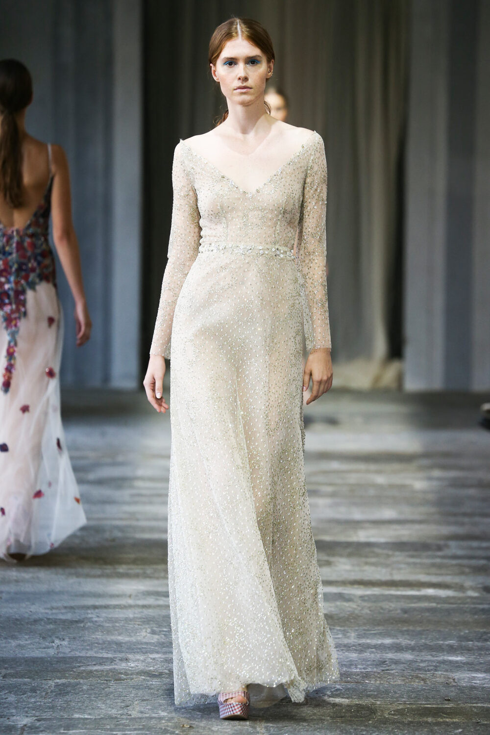 Luisa Beccaria Spring 2015 Ready-to-Wear。路易莎·贝卡里亚2015米兰时装周春夏高级成衣发布。在鲜向公众开放的圣辛普立西阿诺修道院，其漂亮的院子中举办的一场展示兼时装秀，向其出身名门的米兰朋友打招呼。身穿如舒芙蕾一样精致的连衣裙的模特们分散在静谧的花园中一道修道院的拱廊下，周围是喷泉的滴滴答答以及唱片上直抵灵魂的音乐在流淌。这营造了一种唤起前尘往事的背景气氛，非常适合展示这种已经得到认可的属于豪华婚礼和高门槛的元媛舞会中的完美风格。