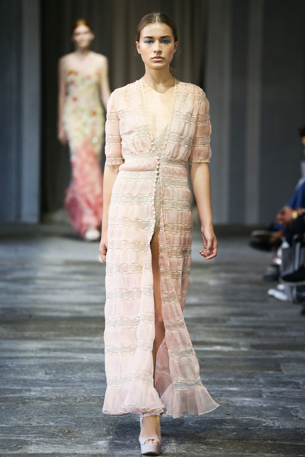 Luisa Beccaria Spring 2015 Ready-to-Wear。路易莎·贝卡里亚2015米兰时装周春夏高级成衣发布。在鲜向公众开放的圣辛普立西阿诺修道院，其漂亮的院子中举办的一场展示兼时装秀，向其出身名门的米兰朋友打招呼。身穿如舒芙蕾一样精致的连衣裙的模特们分散在静谧的花园中一道修道院的拱廊下，周围是喷泉的滴滴答答以及唱片上直抵灵魂的音乐在流淌。这营造了一种唤起前尘往事的背景气氛，非常适合展示这种已经得到认可的属于豪华婚礼和高门槛的元媛舞会中的完美风格。