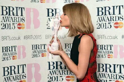 Brit Award 2015 恭喜霉霉获得 最佳国际女歌手 这奖项同时也是我霉的第一个全英音乐奖奖杯