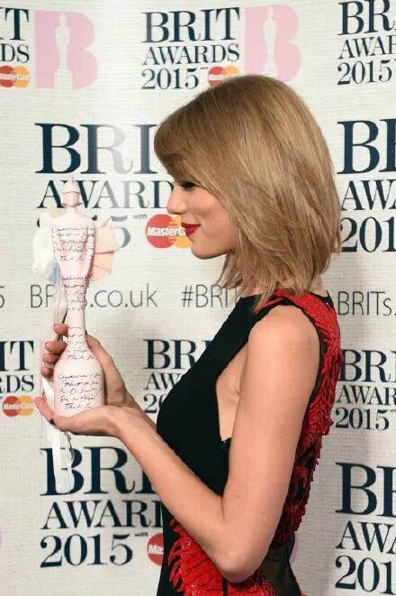 Brit Award 2015 恭喜霉霉获得 最佳国际女歌手 这奖项同时也是我霉的第一个全英音乐奖奖杯