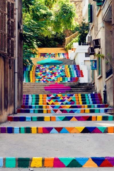 Rainbow street art steps in Beirut, Lebanon。黎巴嫩贝鲁特彩色楼梯。