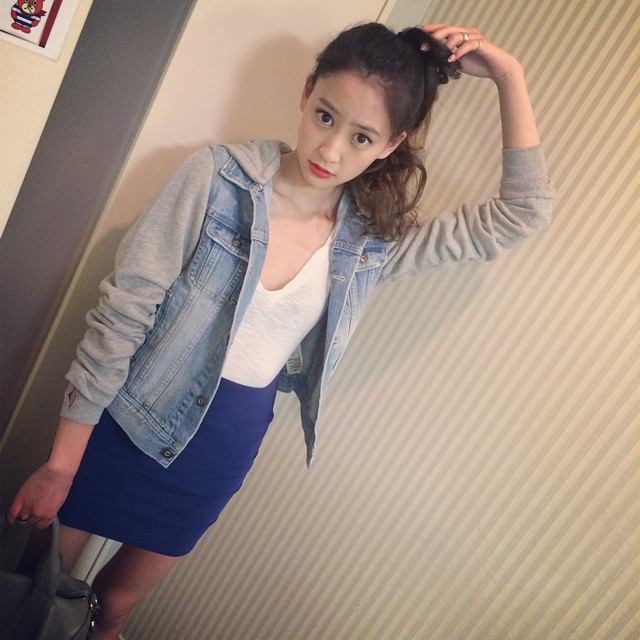 【mayuko】FASHION T-SHIRT: James Perse SKIRT: Topshop JEAN JACKET: SLY #FASHION #MayukoKawakita #河北麻友子