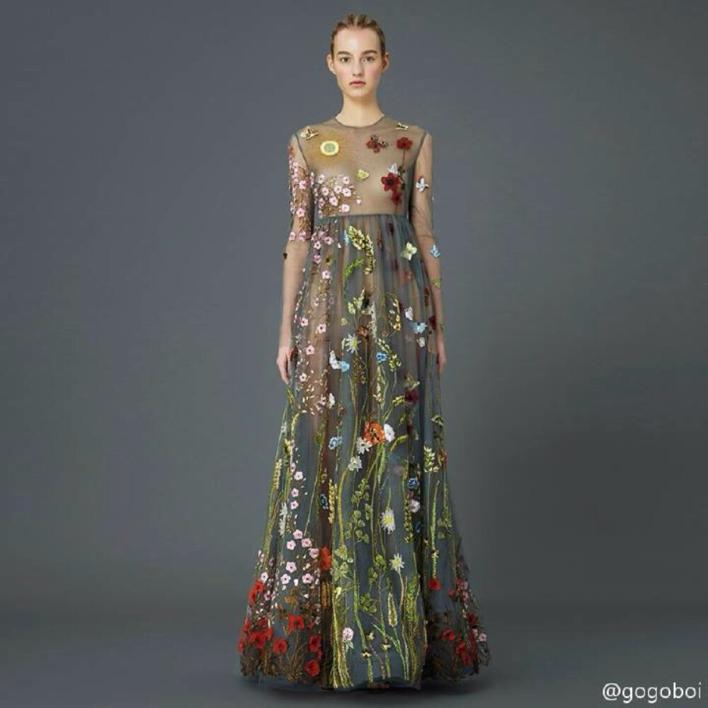 Valentino 2015早秋系列把两位Maria Grazia Chiuri和Pierpaolo Piccioli所有擅长的设计全部集合到了一起——碎花裙、大红心、彩虹靴、迷彩外套、刺绣仙女长裙……不仅如此，在他们用完了地球上的万事万物后，又从宇宙里找灵感，把日月星辰也做成了浪漫、精细、迷人的衣裳。