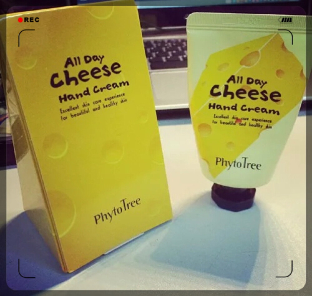 #安利好货#韩国PhytoTree All Day‘s Cheese Hand Cream芝士奶酪养手霜50ml 这就是躲在马油后面的萌货！！！( ^ω^ )包装也萌的不要不要的像真的奶酪一样(๑•̀ㅂ•́)و✧ 养手霜不仅要好用 颜值也很重要！(☆_☆)这只美白持久滋润不油腻 （可以滋润掉细纹哎！（≧∇≦）味道也是香甜的~价格也不太贵 值得入！(๑•̀ㅂ•́)و✧