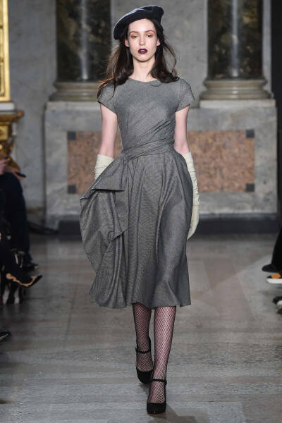 Luisa Beccaria Fall 2015 Ready-to-Wear。路易莎·贝卡里亚2015米兰时装周秋冬成衣系列用刺绣、薄纱、格纹甚至针织等多种材质和工艺，塑造出内外兼修的米兰文艺女青年形象；淡雅不失韵味，如诗又如花，仿佛一出出鲜…