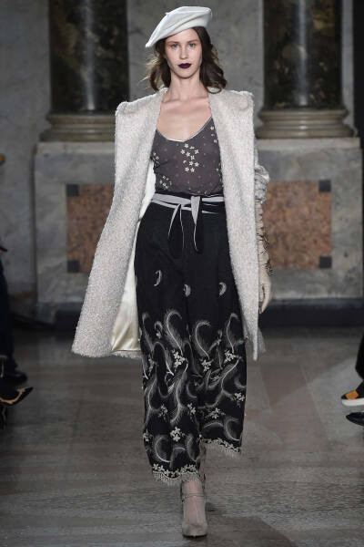 Luisa Beccaria Fall 2015 Ready-to-Wear。路易莎·贝卡里亚2015米兰时装周秋冬成衣系列用刺绣、薄纱、格纹甚至针织等多种材质和工艺，塑造出内外兼修的米兰文艺女青年形象；淡雅不失韵味，如诗又如花，仿佛一出出鲜…