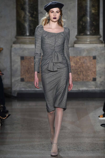 Luisa Beccaria Fall 2015 Ready-to-Wear。路易莎·贝卡里亚2015米兰时装周秋冬成衣系列用刺绣、薄纱、格纹甚至针织等多种材质和工艺，塑造出内外兼修的米兰文艺女青年形象；淡雅不失韵味，如诗又如花，仿佛一出出鲜…