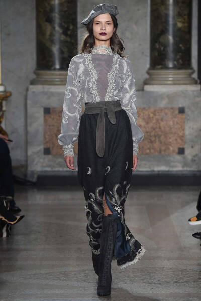 Luisa Beccaria Fall 2015 Ready-to-Wear。路易莎·贝卡里亚2015米兰时装周秋冬成衣系列用刺绣、薄纱、格纹甚至针织等多种材质和工艺，塑造出内外兼修的米兰文艺女青年形象；淡雅不失韵味，如诗又如花，仿佛一出出鲜…