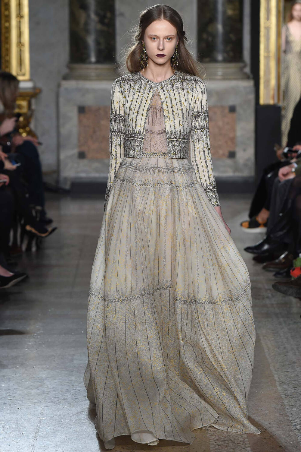 Luisa Beccaria Fall 2015 Ready-to-Wear。路易莎·贝卡里亚2015米兰时装周秋冬成衣系列用刺绣、薄纱、格纹甚至针织等多种材质和工艺，塑造出内外兼修的米兰文艺女青年形象；淡雅不失韵味，如诗又如花，仿佛一出出鲜活的现场歌剧。