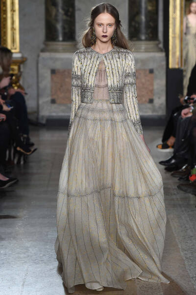 Luisa Beccaria Fall 2015 Ready-to-Wear。路易莎·贝卡里亚2015米兰时装周秋冬成衣系列用刺绣、薄纱、格纹甚至针织等多种材质和工艺，塑造出内外兼修的米兰文艺女青年形象；淡雅不失韵味，如诗又如花，仿佛一出出鲜…