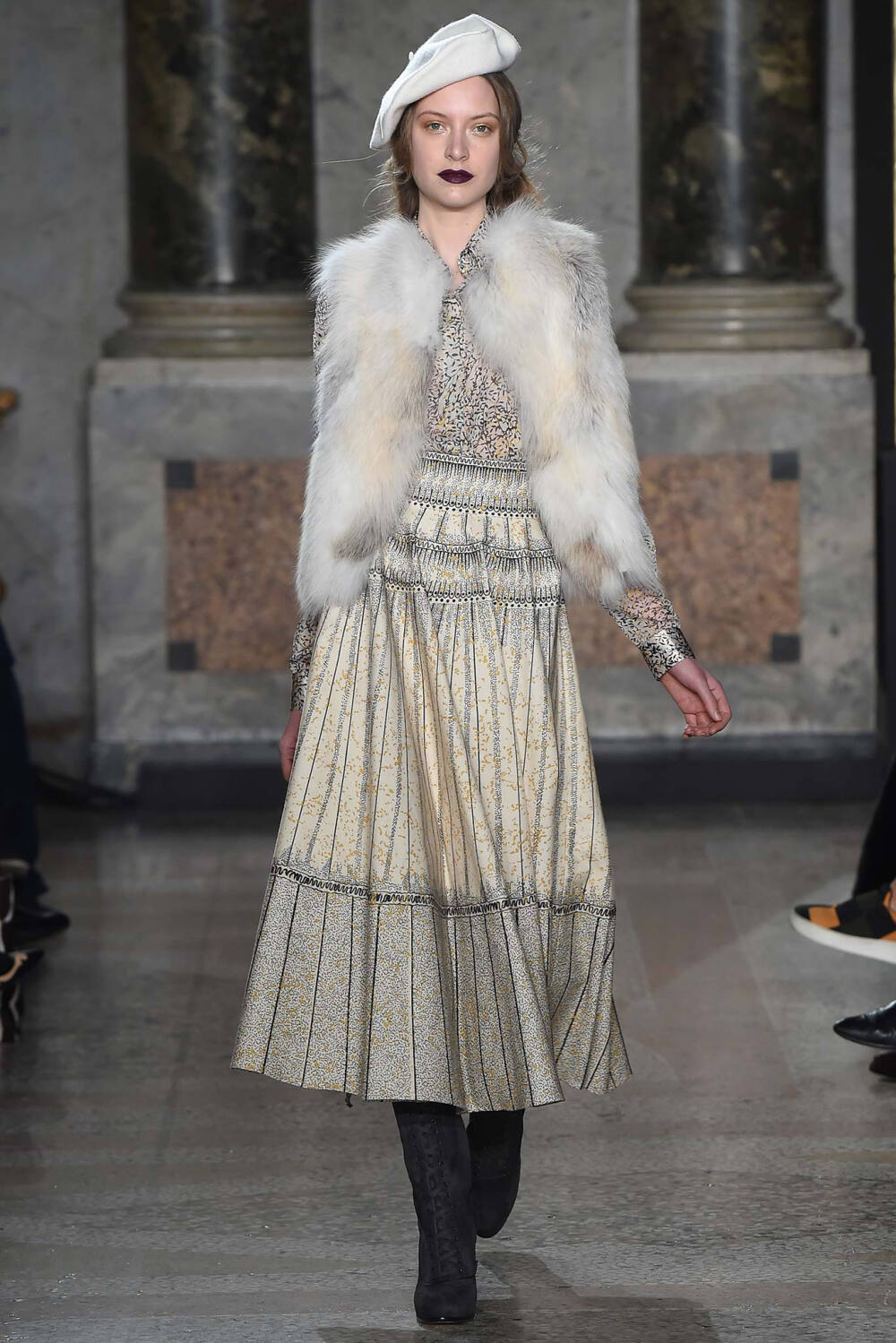 Luisa Beccaria Fall 2015 Ready-to-Wear。路易莎·贝卡里亚2015米兰时装周秋冬成衣系列用刺绣、薄纱、格纹甚至针织等多种材质和工艺，塑造出内外兼修的米兰文艺女青年形象；淡雅不失韵味，如诗又如花，仿佛一出出鲜活的现场歌剧。