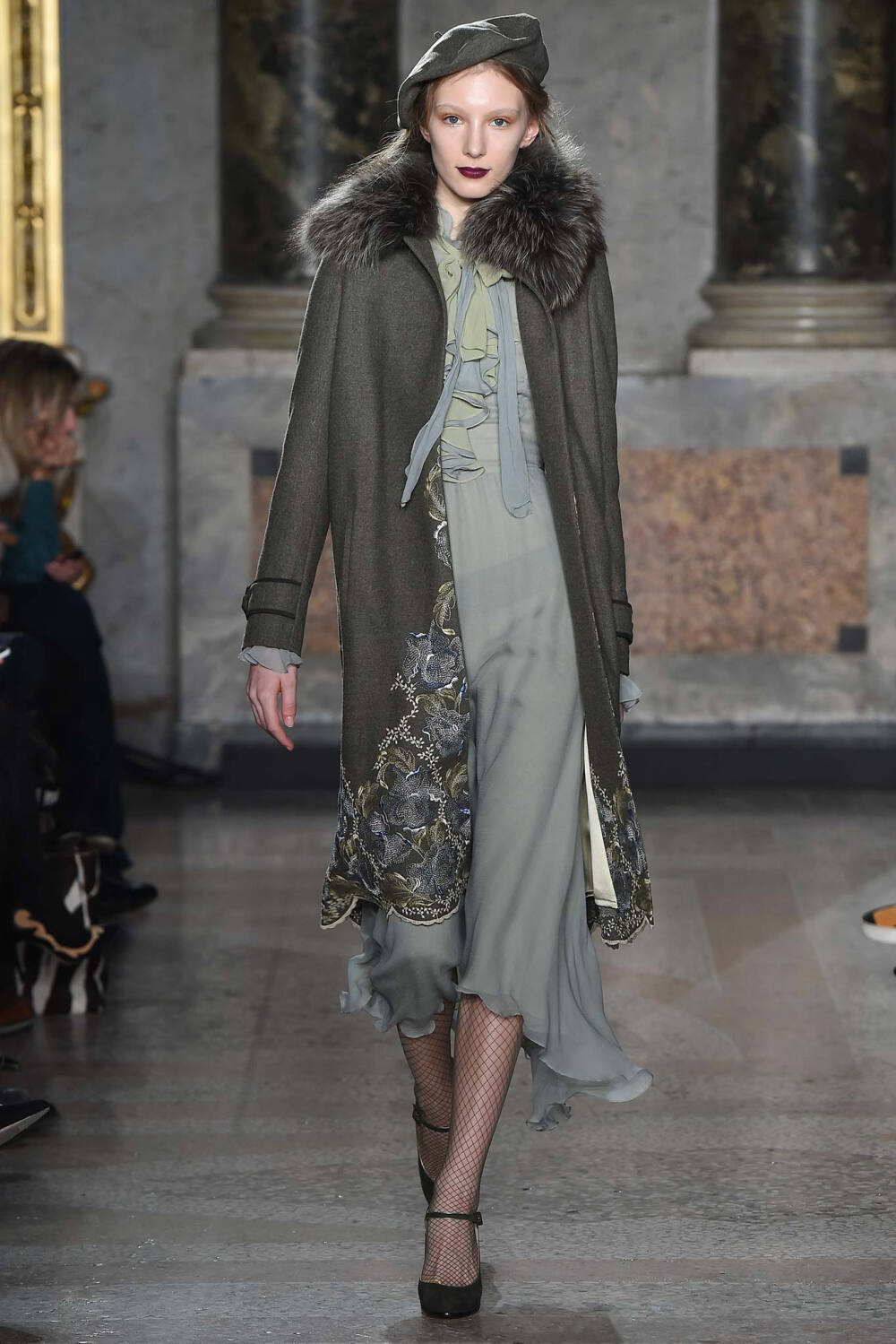 Luisa Beccaria Fall 2015 Ready-to-Wear。路易莎·贝卡里亚2015米兰时装周秋冬成衣系列用刺绣、薄纱、格纹甚至针织等多种材质和工艺，塑造出内外兼修的米兰文艺女青年形象；淡雅不失韵味，如诗又如花，仿佛一出出鲜活的现场歌剧。