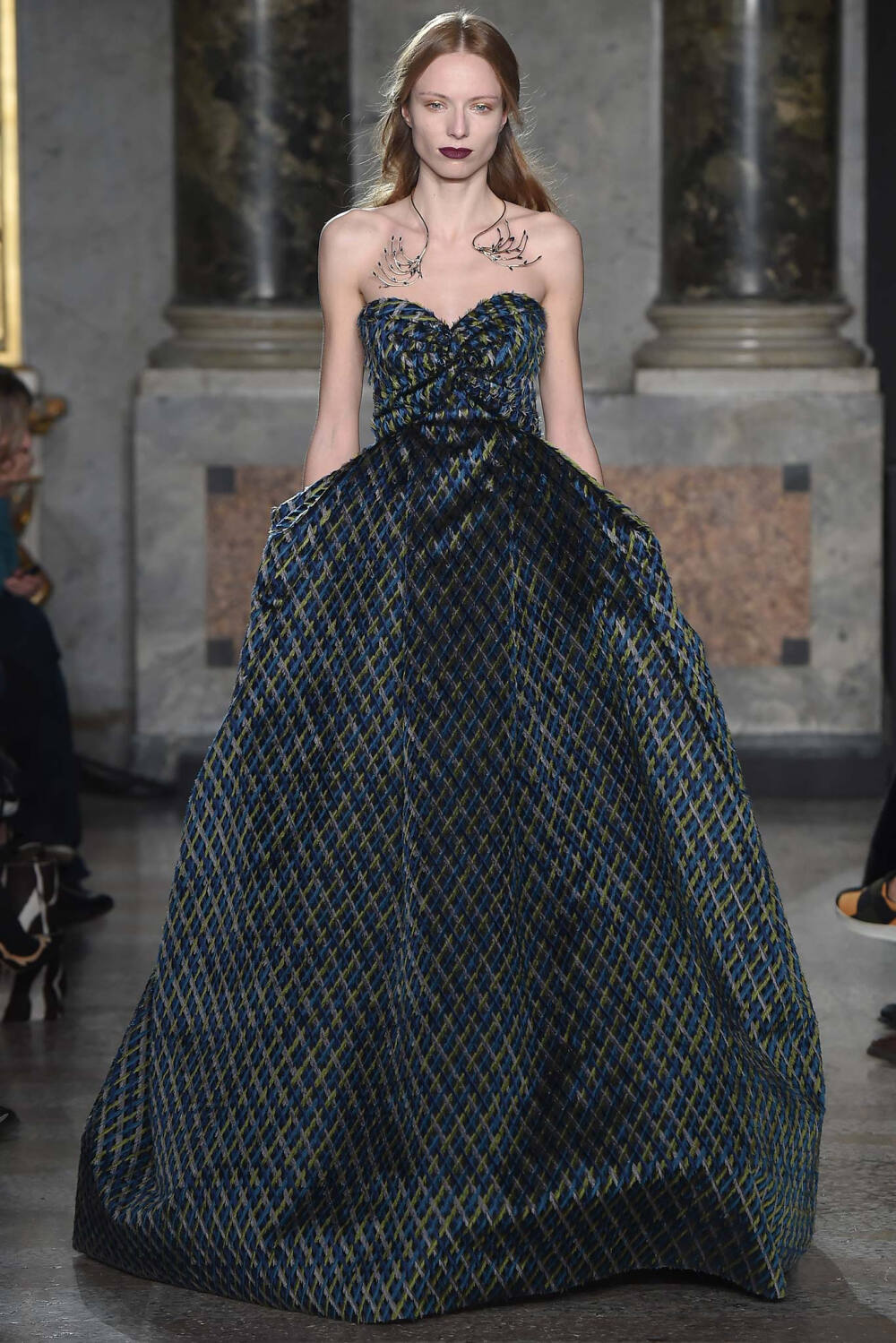 Luisa Beccaria Fall 2015 Ready-to-Wear。路易莎·贝卡里亚2015米兰时装周秋冬成衣系列用刺绣、薄纱、格纹甚至针织等多种材质和工艺，塑造出内外兼修的米兰文艺女青年形象；淡雅不失韵味，如诗又如花，仿佛一出出鲜活的现场歌剧。