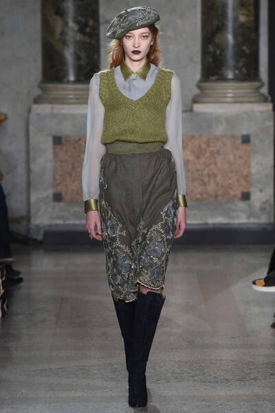 Luisa Beccaria Fall 2015 Ready-to-Wear。路易莎·贝卡里亚2015米兰时装周秋冬成衣系列用刺绣、薄纱、格纹甚至针织等多种材质和工艺，塑造出内外兼修的米兰文艺女青年形象；淡雅不失韵味，如诗又如花，仿佛一出出鲜…