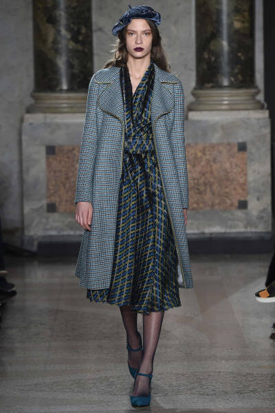 Luisa Beccaria Fall 2015 Ready-to-Wear。路易莎·贝卡里亚2015米兰时装周秋冬成衣系列用刺绣、薄纱、格纹甚至针织等多种材质和工艺，塑造出内外兼修的米兰文艺女青年形象；淡雅不失韵味，如诗又如花，仿佛一出出鲜…