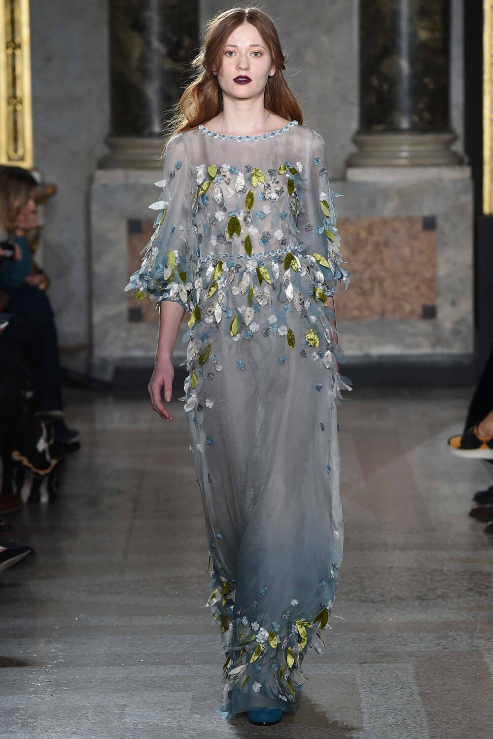 Luisa Beccaria Fall 2015 Ready-to-Wear。路易莎·贝卡里亚2015米兰时装周秋冬成衣系列用刺绣、薄纱、格纹甚至针织等多种材质和工艺，塑造出内外兼修的米兰文艺女青年形象；淡雅不失韵味，如诗又如花，仿佛一出出鲜活的现场歌剧。