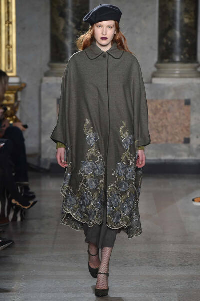 Luisa Beccaria Fall 2015 Ready-to-Wear。路易莎·贝卡里亚2015米兰时装周秋冬成衣系列用刺绣、薄纱、格纹甚至针织等多种材质和工艺，塑造出内外兼修的米兰文艺女青年形象；淡雅不失韵味，如诗又如花，仿佛一出出鲜…