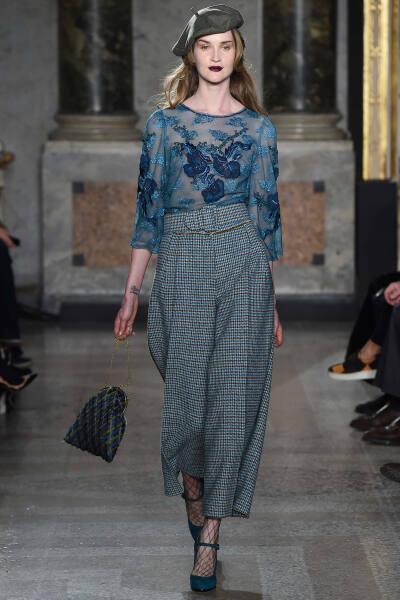 Luisa Beccaria Fall 2015 Ready-to-Wear。路易莎·贝卡里亚2015米兰时装周秋冬成衣系列用刺绣、薄纱、格纹甚至针织等多种材质和工艺，塑造出内外兼修的米兰文艺女青年形象；淡雅不失韵味，如诗又如花，仿佛一出出鲜…