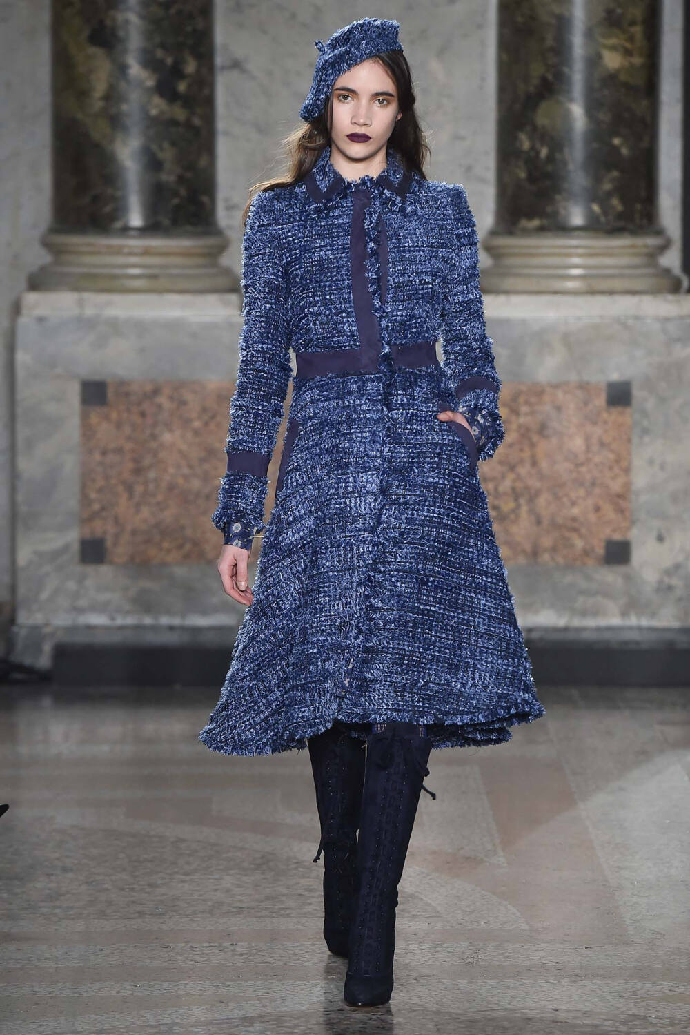 Luisa Beccaria Fall 2015 Ready-to-Wear。路易莎·贝卡里亚2015米兰时装周秋冬成衣系列用刺绣、薄纱、格纹甚至针织等多种材质和工艺，塑造出内外兼修的米兰文艺女青年形象；淡雅不失韵味，如诗又如花，仿佛一出出鲜活的现场歌剧。