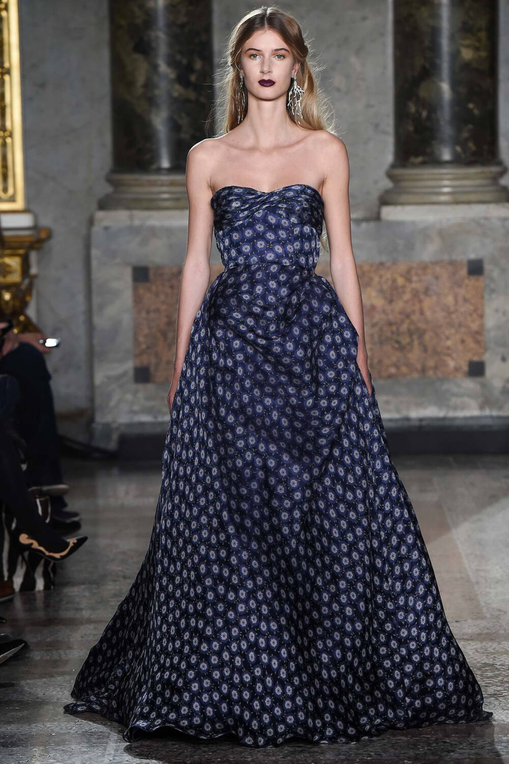 Luisa Beccaria Fall 2015 Ready-to-Wear。路易莎·贝卡里亚2015米兰时装周秋冬成衣系列用刺绣、薄纱、格纹甚至针织等多种材质和工艺，塑造出内外兼修的米兰文艺女青年形象；淡雅不失韵味，如诗又如花，仿佛一出出鲜活的现场歌剧。