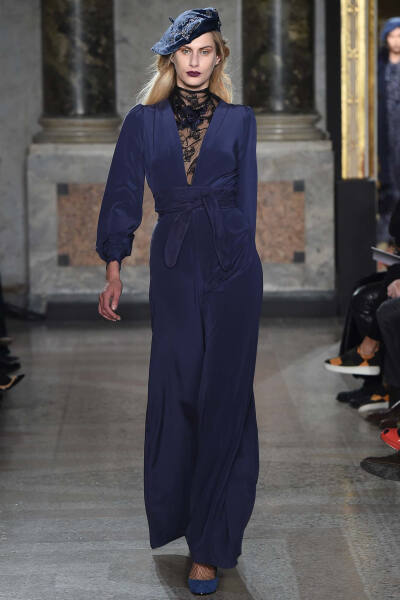 Luisa Beccaria Fall 2015 Ready-to-Wear。路易莎·贝卡里亚2015米兰时装周秋冬成衣系列用刺绣、薄纱、格纹甚至针织等多种材质和工艺，塑造出内外兼修的米兰文艺女青年形象；淡雅不失韵味，如诗又如花，仿佛一出出鲜…