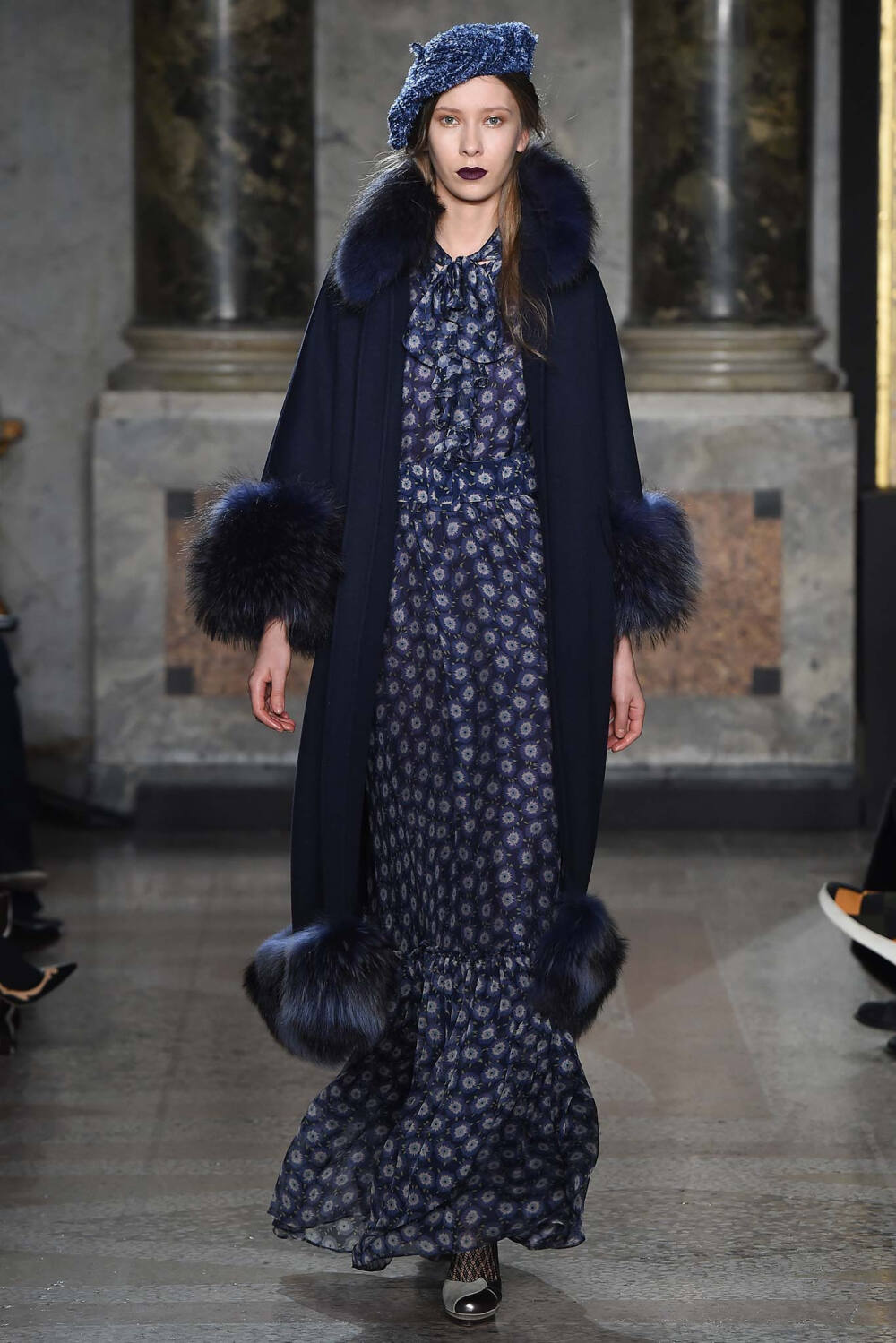 Luisa Beccaria Fall 2015 Ready-to-Wear。路易莎·贝卡里亚2015米兰时装周秋冬成衣系列用刺绣、薄纱、格纹甚至针织等多种材质和工艺，塑造出内外兼修的米兰文艺女青年形象；淡雅不失韵味，如诗又如花，仿佛一出出鲜活的现场歌剧。