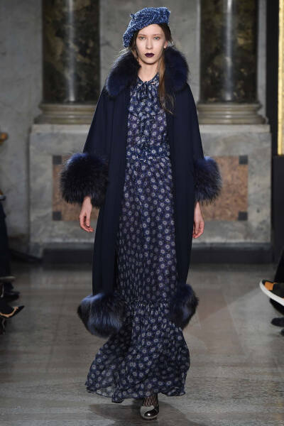 Luisa Beccaria Fall 2015 Ready-to-Wear。路易莎·贝卡里亚2015米兰时装周秋冬成衣系列用刺绣、薄纱、格纹甚至针织等多种材质和工艺，塑造出内外兼修的米兰文艺女青年形象；淡雅不失韵味，如诗又如花，仿佛一出出鲜…