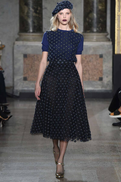 Luisa Beccaria Fall 2015 Ready-to-Wear。路易莎·贝卡里亚2015米兰时装周秋冬成衣系列用刺绣、薄纱、格纹甚至针织等多种材质和工艺，塑造出内外兼修的米兰文艺女青年形象；淡雅不失韵味，如诗又如花，仿佛一出出鲜…