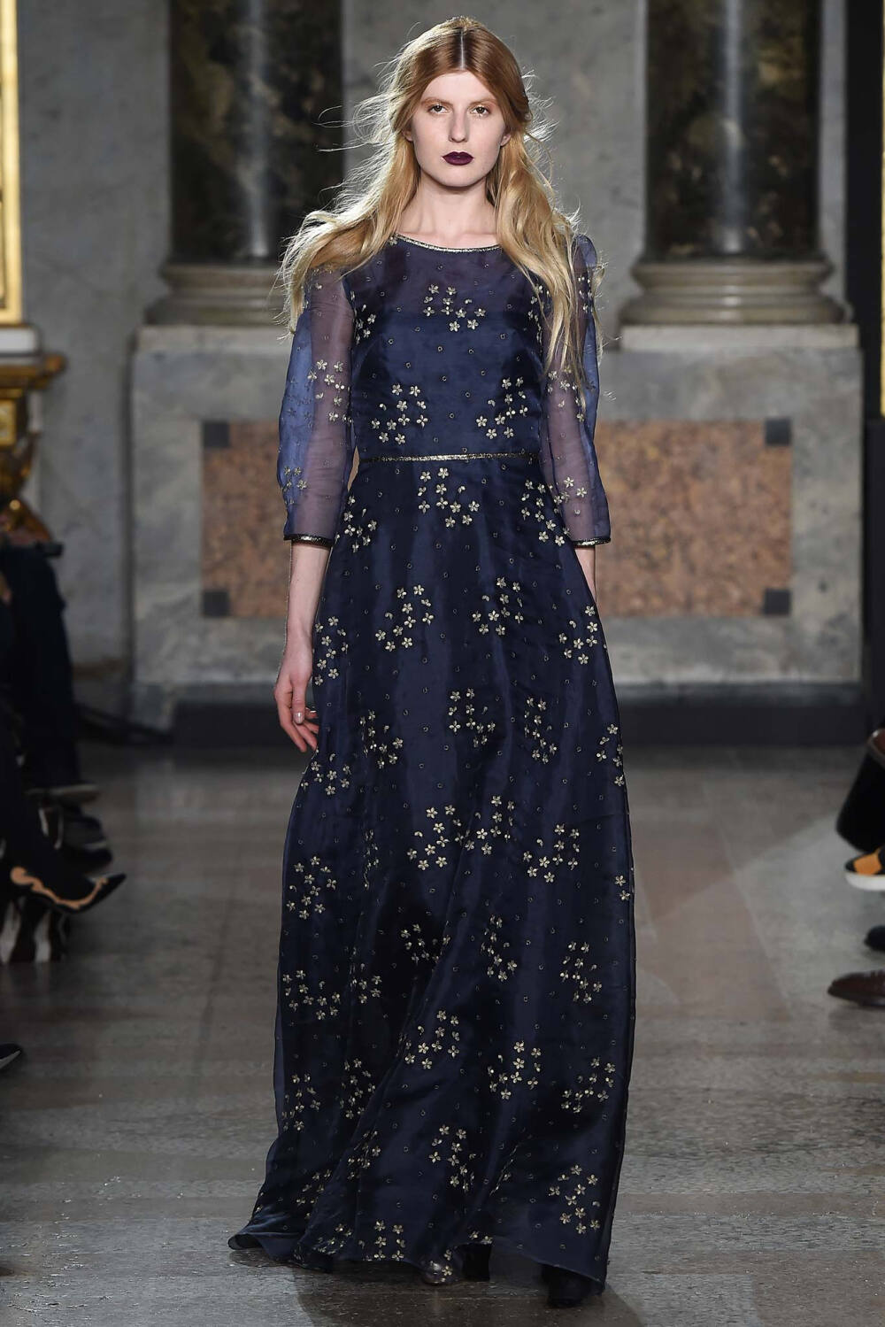 Luisa Beccaria Fall 2015 Ready-to-Wear。路易莎·贝卡里亚2015米兰时装周秋冬成衣系列用刺绣、薄纱、格纹甚至针织等多种材质和工艺，塑造出内外兼修的米兰文艺女青年形象；淡雅不失韵味，如诗又如花，仿佛一出出鲜活的现场歌剧。