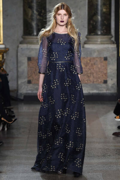 Luisa Beccaria Fall 2015 Ready-to-Wear。路易莎·贝卡里亚2015米兰时装周秋冬成衣系列用刺绣、薄纱、格纹甚至针织等多种材质和工艺，塑造出内外兼修的米兰文艺女青年形象；淡雅不失韵味，如诗又如花，仿佛一出出鲜…