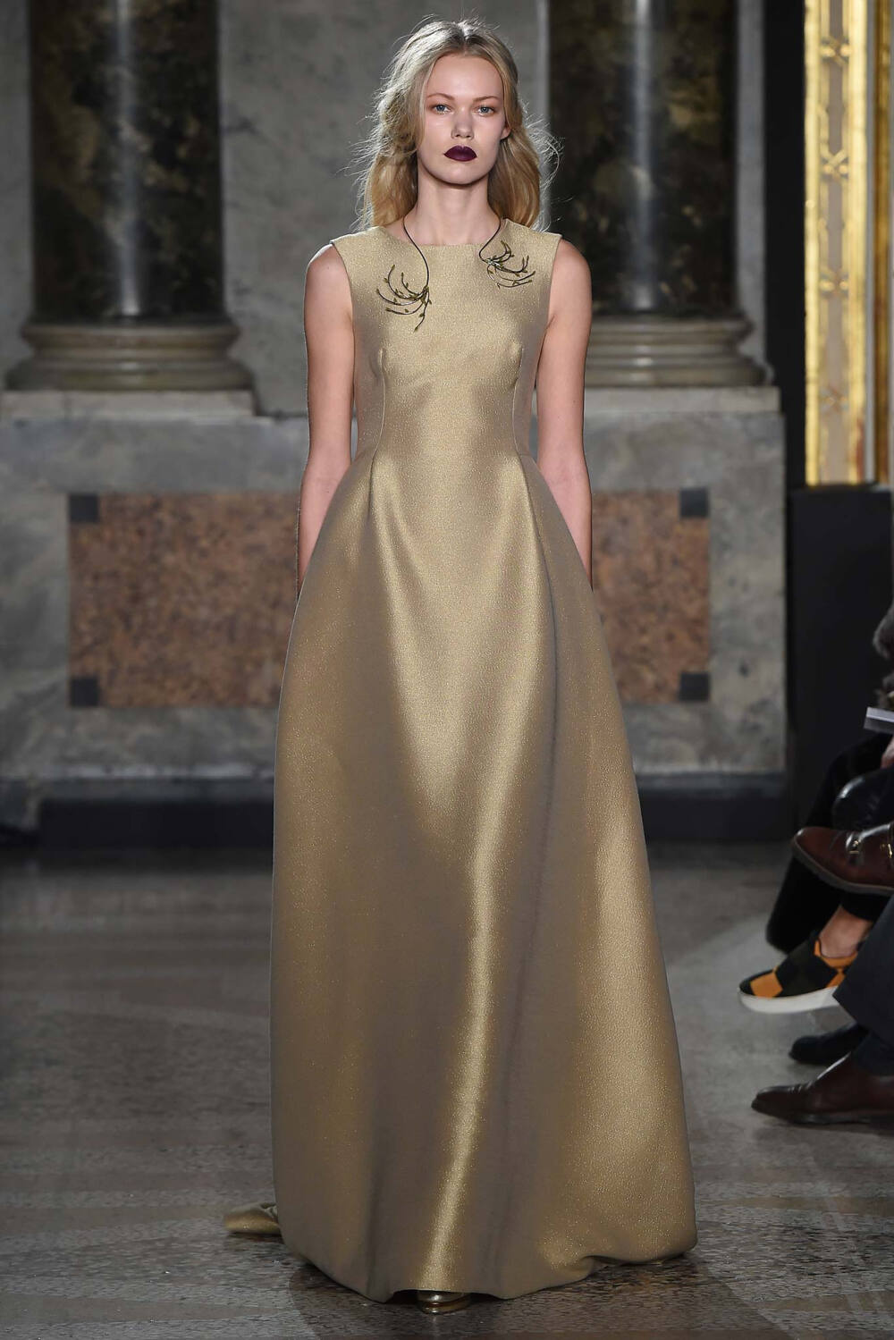 Luisa Beccaria Fall 2015 Ready-to-Wear。路易莎·贝卡里亚2015米兰时装周秋冬成衣系列用刺绣、薄纱、格纹甚至针织等多种材质和工艺，塑造出内外兼修的米兰文艺女青年形象；淡雅不失韵味，如诗又如花，仿佛一出出鲜活的现场歌剧。