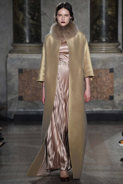 Luisa Beccaria Fall 2015 Ready-to-Wear。路易莎·贝卡里亚2015米兰时装周秋冬成衣系列用刺绣、薄纱、格纹甚至针织等多种材质和工艺，塑造出内外兼修的米兰文艺女青年形象；淡雅不失韵味，如诗又如花，仿佛一出出鲜…