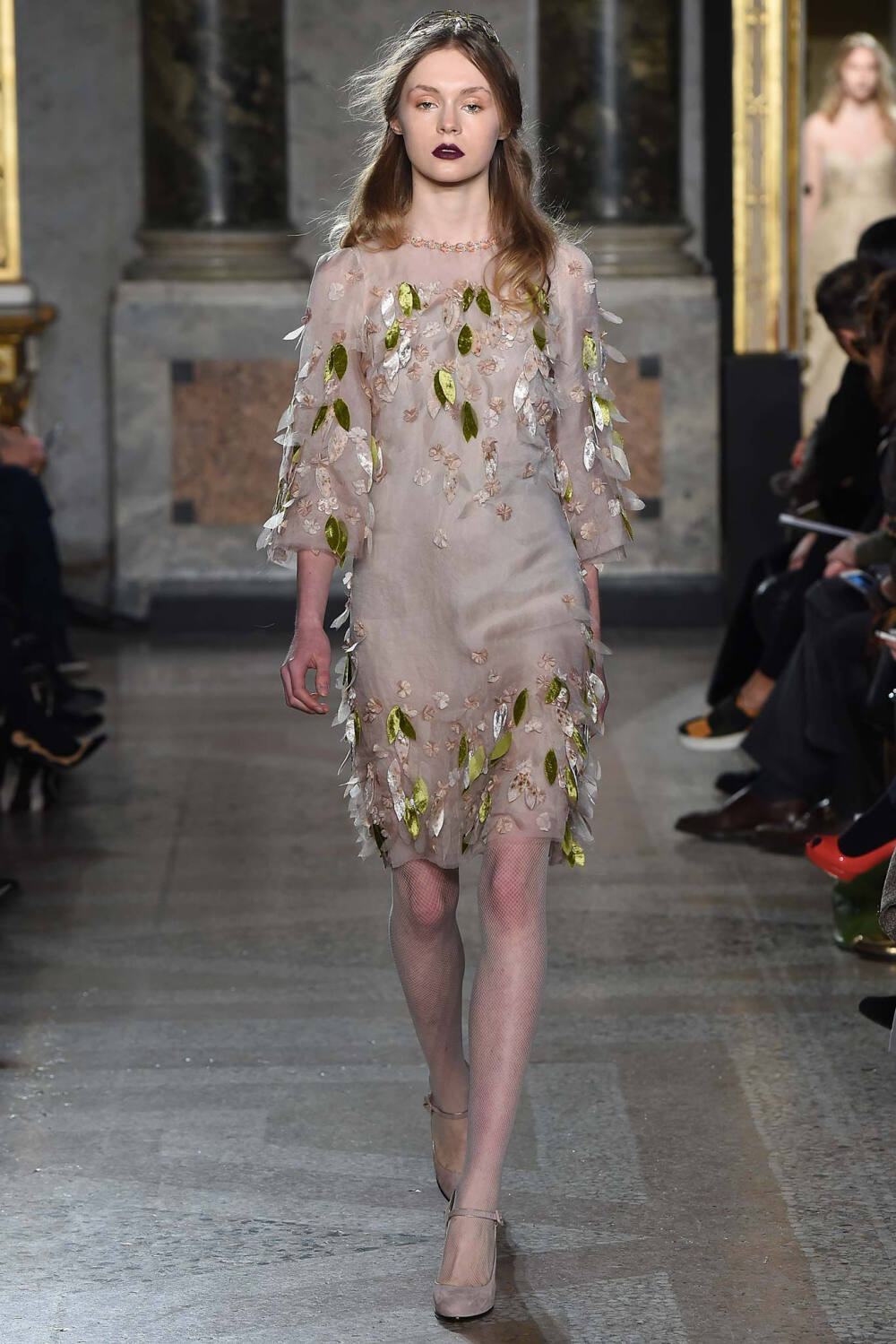 Luisa Beccaria Fall 2015 Ready-to-Wear。路易莎·贝卡里亚2015米兰时装周秋冬成衣系列用刺绣、薄纱、格纹甚至针织等多种材质和工艺，塑造出内外兼修的米兰文艺女青年形象；淡雅不失韵味，如诗又如花，仿佛一出出鲜活的现场歌剧。