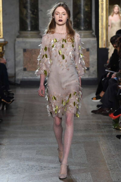 Luisa Beccaria Fall 2015 Ready-to-Wear。路易莎·贝卡里亚2015米兰时装周秋冬成衣系列用刺绣、薄纱、格纹甚至针织等多种材质和工艺，塑造出内外兼修的米兰文艺女青年形象；淡雅不失韵味，如诗又如花，仿佛一出出鲜…