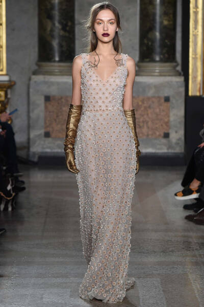 Luisa Beccaria Fall 2015 Ready-to-Wear。路易莎·贝卡里亚2015米兰时装周秋冬成衣系列用刺绣、薄纱、格纹甚至针织等多种材质和工艺，塑造出内外兼修的米兰文艺女青年形象；淡雅不失韵味，如诗又如花，仿佛一出出鲜…