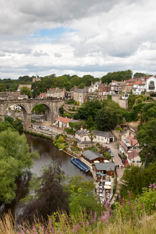 Knaresborough ,England (von Geoff Marston)。英国北约克郡历史小镇纳尔斯伯勒，距离英国著名旅游城市约克30分钟，利兹40分钟，曼城1个半小时。从约克出发的火车，10几分钟就能到达。这里所住的人甚少，每一家几乎都有一条小船，周末泛舟湖上，看书，晒太阳，无比惬意。延着水边往前走，是纳尔斯伯勒出名的一座桥，上面有火车通过，而桥的名字，英文是High Bridge。